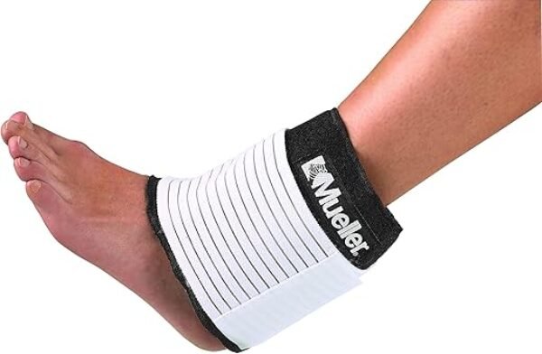 MUELLER Sports Medicine Adjustable & Reusable Cold/Hot Wrap, Ice Pack, Cold & Hot Packs for Injuries and Pain Relief, White/Black